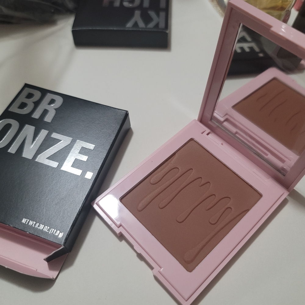 Kylie jenner pressed bronzing powder.